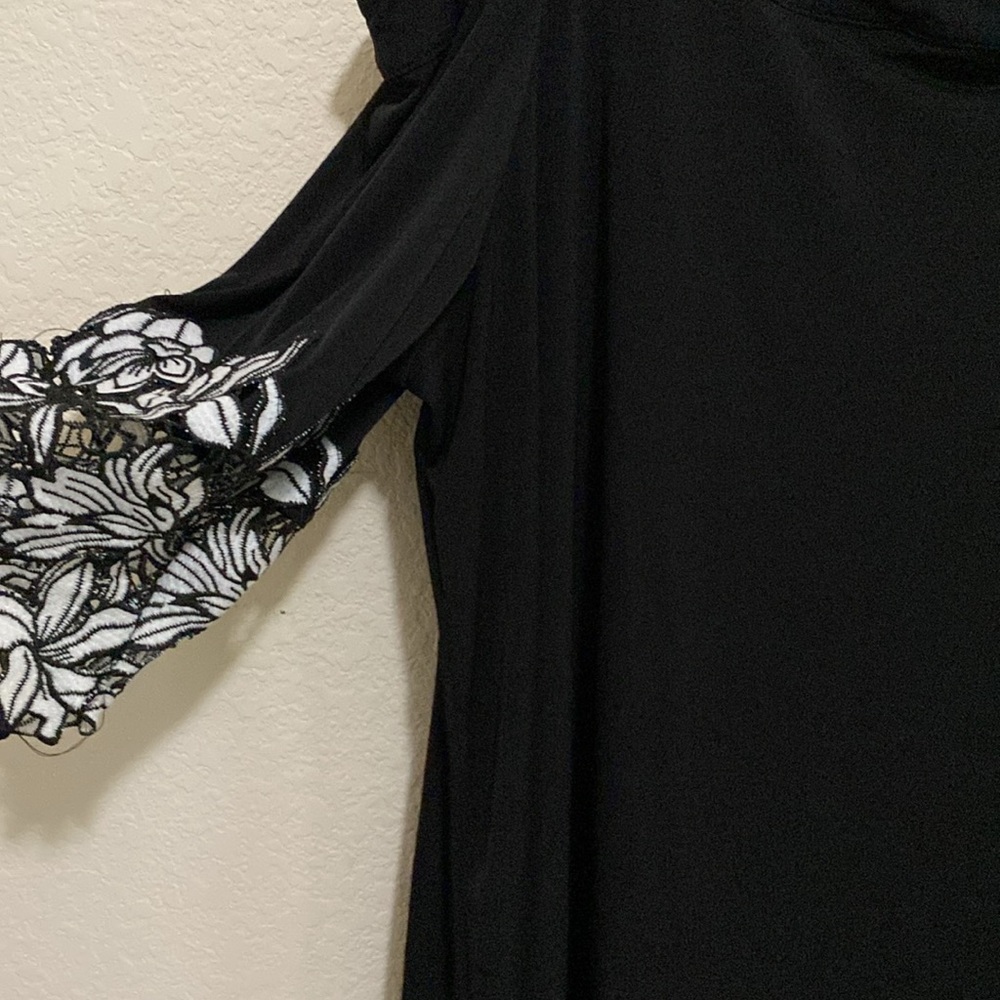 4/$20 black Catherine’s top with white floral detail on sleeves - Picture 2 of 4